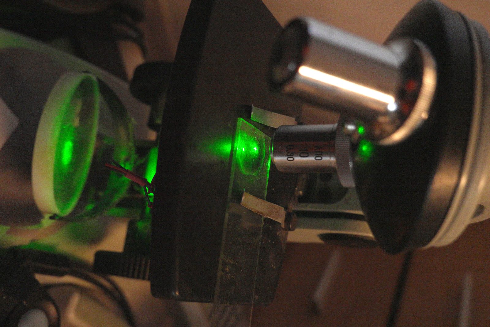 Backscattering Raman experiment — 532nm beam through beam splitter, 200µm fiber coupling, microscope objective as collection/focusing optic