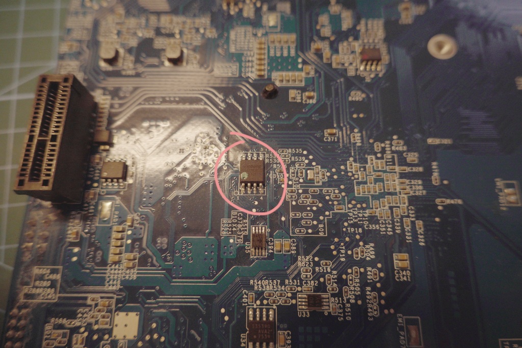 W25Q128JWSIQ. Kitą flash galima matyti bokeh fone